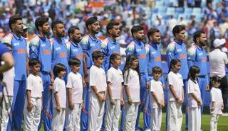 IND vs AUS: મેદાન પર કાળી પટ્ટી બાંધીને ઉતર્યા ભારતીય ખેલાડીઓ, દિગ્ગજ ખેલાડીને આપી શ્રદ્ધાંજલિ 