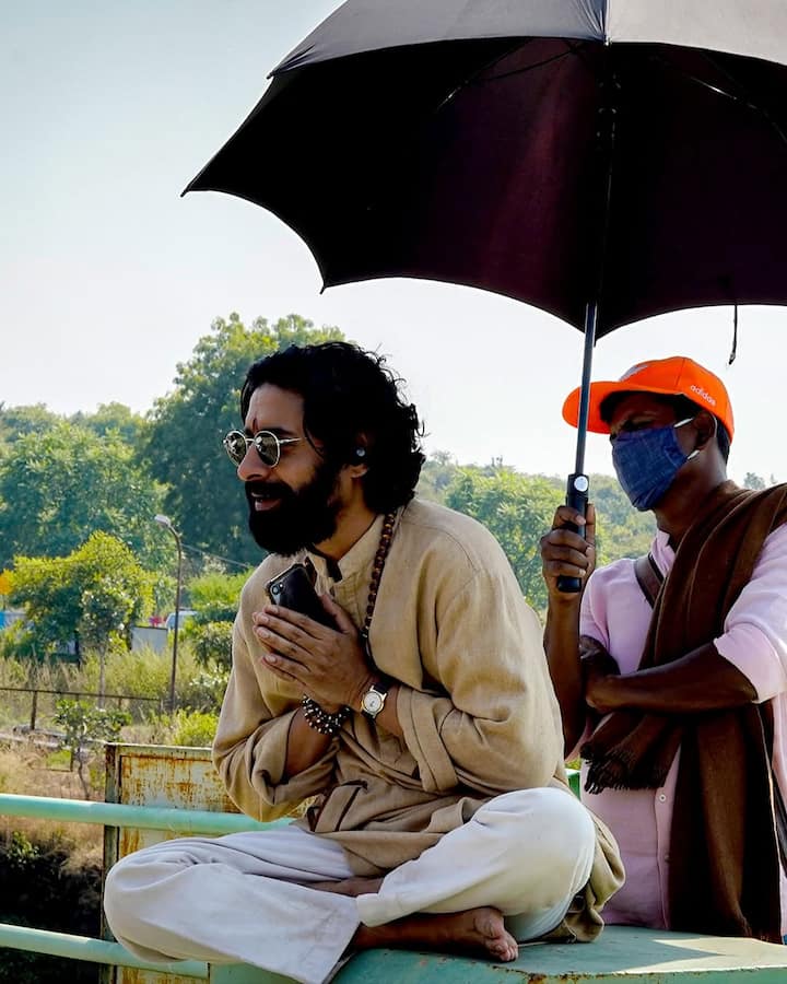 भोपा स्वामी का किरदार चंदन रॉय संयाल ने निभाया है. भोपा स्वामी का इस सीजन में नया रूप देखने को मिला है. उन्हें भी इस शो के लिए 25 लाख रुपये मिले हैं.