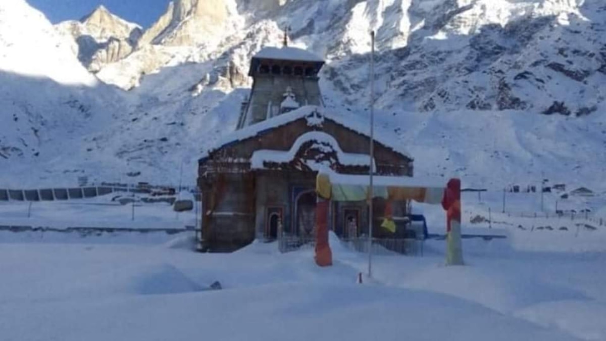 Kedarnath Dham News: केदारनाथ में भारी बर्फबारी के बाद रास्ते में जमी पांच फीट तक बर्फ, आवाजाही में हो रही परेशानी