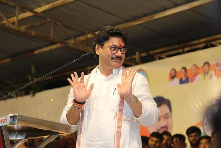 राज्याचे अन्न व नागरी पुरवठा मंत्री धनंजय मुंडे यांनी (Dhananjay Munde) आज (4 मार्च) आपल्या मंत्रिपदाचा राजीनामा दिला.