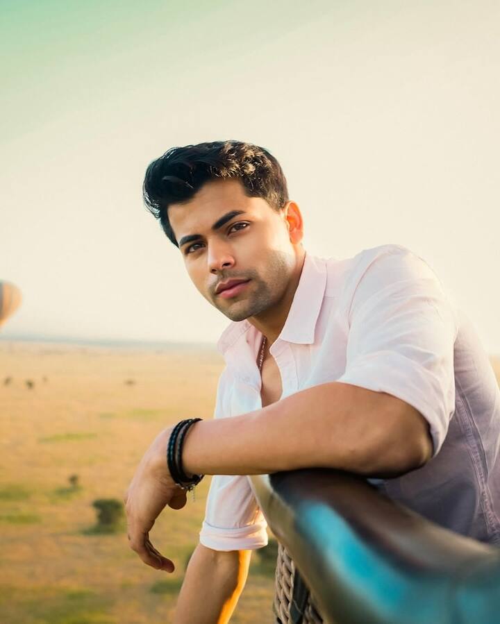 सिद्धार्थ निगम -  इनके अलावा टीवी के पॉपुलर एक्टर सिद्धार्थ निगम का भी नाम इस शो के लिए सामने आया है. अब ये देखना दिलचस्प होगा कि आखिर इनमें से कौन-कौन  शो में नजर आता है.