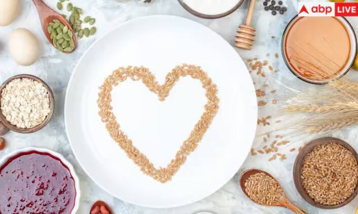 ਕੋਲੇਜਨ ਦੀ ਘਾਟ ਕਾਰਨ, ਵਧਦੀ ਉਮਰ ਦਾ ਅਸਰ ਚਿਹਰੇ 'ਤੇ ਨਜ਼ਰ ਆਉਣ ਲੱਗ ਜਾਂਦਾ ਹੈ। ਇਸ ਲਈ, ਤੁਹਾਨੂੰ ਆਪਣੀ ਖੁਰਾਕ ਵਿੱਚ ਕੋਲੇਜਨ ਨਾਲ ਭਰਪੂਰ ਭੋਜਨ ਜ਼ਰੂਰ ਸ਼ਾਮਲ ਕਰਨਾ ਚਾਹੀਦਾ ਹੈ। ਤਾਂ ਆਓ ਜਾਣਦੇ ਹਾਂ ਕਿ ਕੋਲੇਜਨ ਨਾਲ ਭਰਪੂਰ ਉਹ ਕਿਹੜੀਆਂ ਚੀਜ਼ਾਂ ਹਨ ਜੋ ਤੁਹਾਨੂੰ ਆਪਣੀ ਖੁਰਾਕ ਵਿੱਚ ਜ਼ਰੂਰ ਸ਼ਾਮਲ ਕਰਨੀਆਂ ਚਾਹੀਦੀਆਂ ਹਨ। ਕੋਲੇਜਨ ਦੀ ਘਾਟ ਕਾਰਨ, ਇਹ ਸਭ ਹੋਰ ਵੀ ਤੇਜ਼ੀ ਨਾਲ ਹੋਣ ਲੱਗਦਾ ਹੈ। ਇਸ ਲਈ, ਇਸ ਉਮਰ ਵਿੱਚ ਤੁਹਾਨੂੰ ਕੋਲੇਜਨ ਨਾਲ ਭਰਪੂਰ ਭੋਜਨ ਖਾਣ ਦੀ ਜ਼ਰੂਰਤ ਹੈ ਤਾਂ ਜੋ ਤੁਹਾਡੀ ਚਮੜੀ ਸਿਹਤਮੰਦ ਅਤੇ ਜਵਾਨ ਦਿਖਾਈ ਦੇ ਸਕੇ।