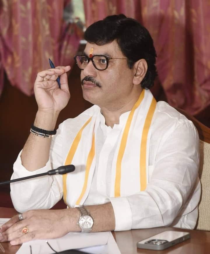 काल रात्री उशीरा (3 मार्च) देवगिरी बंगल्यावर मुख्यमंत्री देवेंद्र फडणवीस, अजित पवार, सुनील तटकरे आणि धनंजय मुंडे यांची बैठक पार पडली होती. या बैठकीनंतर देवेंद्र फडणवीस यांना धनंजय मुंडे यांना राजीनामा देण्यास सांगितले.