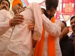 Manoj Jarange Meet Santosh Deshmukh Family: मनोज जरांगे पाटलांना दारात पाहून धनंजय देशमुखांनी हंबरडा फोडला, गळ्यात पडून लहान लेकरसारखं रडले