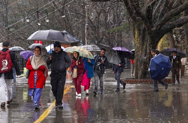 मौसम विभाग ने हमीरपुर, सिरमौर, सोलन और शिमला, चम्बा, मंडी, कांगड़ा और कुल्लू जिलों के कुछ हिस्सों में बारिश का अलर्ट भी जारी किया है.