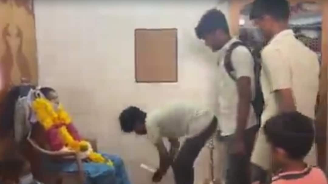 TN 12th Exam 2025: உயிரிழந்த தாயின் காலில் விழுந்து ஆசி- உறுதியோடு தேர்வெழுதச்சென்ற பிளஸ் 2 மாணவன்!