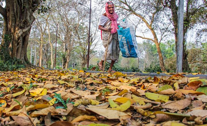 हिमपात की चेतावनी के चलते लाहौल-स्पीति में पुलिस ने लोगों को संवेदनशील क्षेत्रों से दूर रहने और अनावश्यक यात्रा से बचने के लिए परामर्श जारी किया है. मंडी प्रशासन ने लोगों को ऊंचाई वाले इलाकों की यात्रा से बचने की सलाह दी है.
