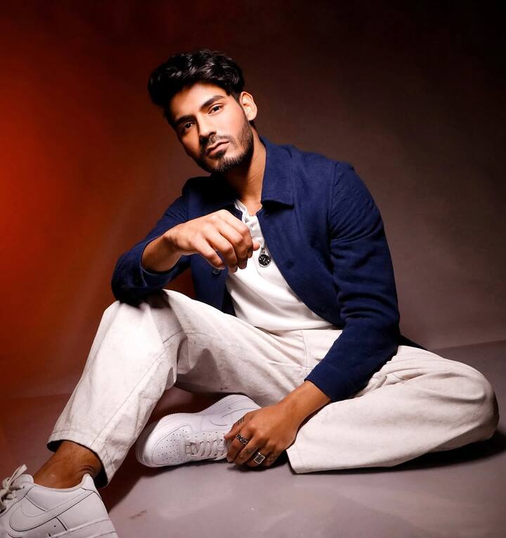 दिग्विजय राठी - बिग बॉस 18 में अपने चार्मिंग लुक से लोगों का दिल जीतने वाले दिग्विजय राठी का भी नाम खतरों के खिलाड़ी 15 के लिए सामने आ रहा है.