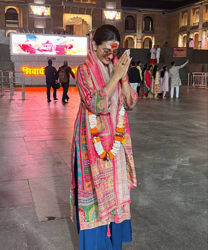इन तस्वीरों में अक्षरा सिंह ने फ्लोर प्रिंट वाला सूट कैरी किया. जिसके साथ उन्होंने मैचिंग दुपट्टा ओढ़ा. तस्वीरों में वो मंदिर में हाथ जोड़कर पोज देती दिखी.