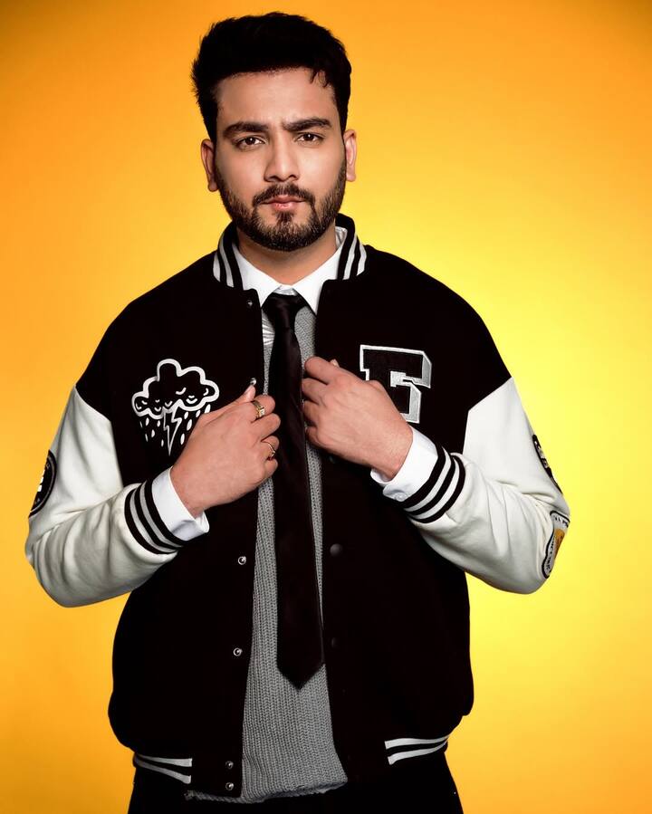 एल्विश यादव – बिग बॉस ओटीटी 3 और फेमस यूट्यूबर एल्विश यादव भी इस लिस्ट में शामिल है. जो इन दिनों रोडीज डबल एक्स में बतौर गैंग लीडर नजर आ रहे हैं. अब कहा जा रहा है कि एल्विश खतरों के खिलाड़ी 15 में भी हिस्सा लेने वाले हैं.