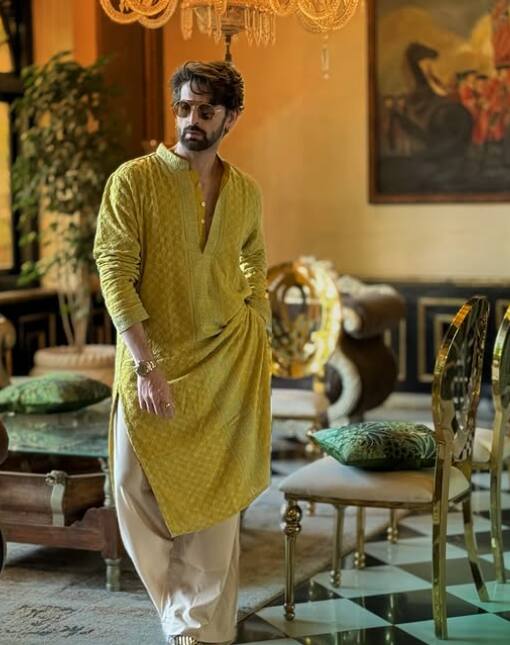 वहीं हिंदी रश के साथ एक्सक्लूसिव बातचीत में नील नितिन मुकेश ने अपनी फेयर स्किन के कारण कम मौके मिलने के बारे में खुलकर बात की. अभिनेता ने कहा कि 150 करोड़ लोगों की आबादी में वह सोचते हैं कि वह यूनिक हैं. लेकिन इसका मतलब यह नहीं है कि वह आम आदमी के नजरिए में फिट नहीं बैठते और प्रॉब्लम ये नहीं है कि वे ट्राई नहीं कर रहे हैं.