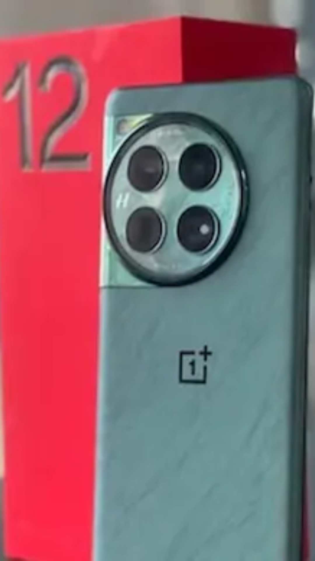 OnePlus Open 5G में Snapdragon 8 Gen 2 चिपसेट दिया गया है, जो हाई-परफॉर्मेंस और गेमिंग के लिए शानदार है.