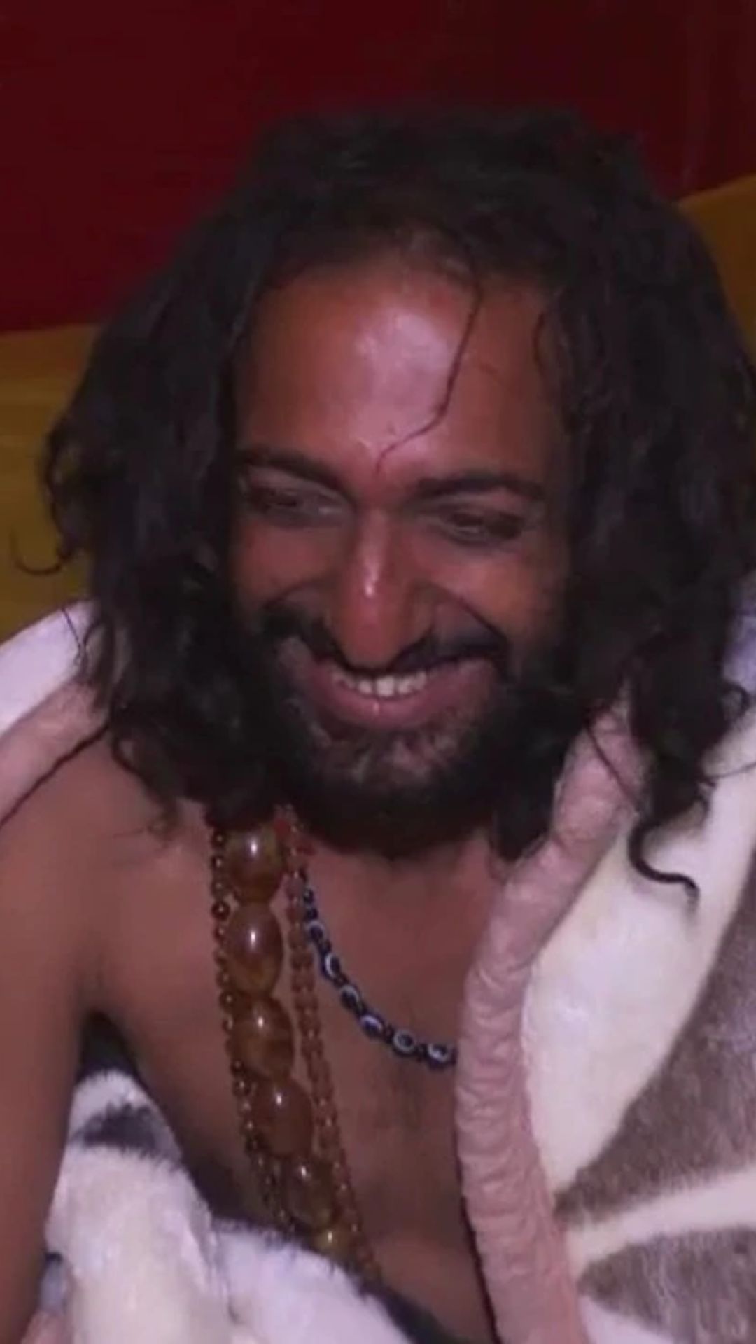 उनके दावे और अनुभव हैरान करने वाले होते है, जैसे श्मशान में हड्डियां खाना और पुनर्जन्म की जानकारी.