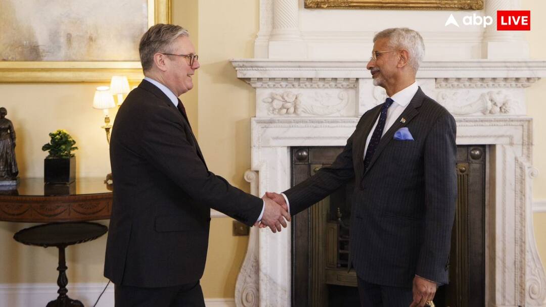 S Jaishankar India British PM Keir Starmer, london Foreign Policy World Politics India UK Relations World Politics: ब्रिटिश पीएम से ऐसे मिले भारत के विदेश मंत्री एस जयशंकर, हर कोई देखता रह गया