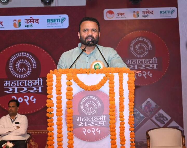 ग्रामविकास मंत्री जयकुमार गोरे विकृत असल्याचं विधानही संजय राऊत यांनी केलं आहे.