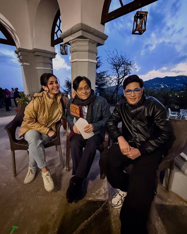 शुभांगी ने फोटोज शेयर करते हुए लिखा- भाबीजी घर पर हैं के 10 साल.