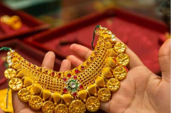 मुंबईत  24 कॅरेट सोन्याचा भाव 87415 रुपये प्रति 10 ग्रॅम आहे.
