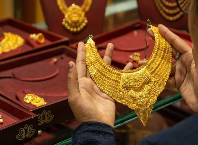 पुण्यात 22 आणि 24 कॅरेट सोन्याचा प्रति 10 ग्रॅमचा भाव 80,650 रुपये आणि 87,980 रुपये आहे.