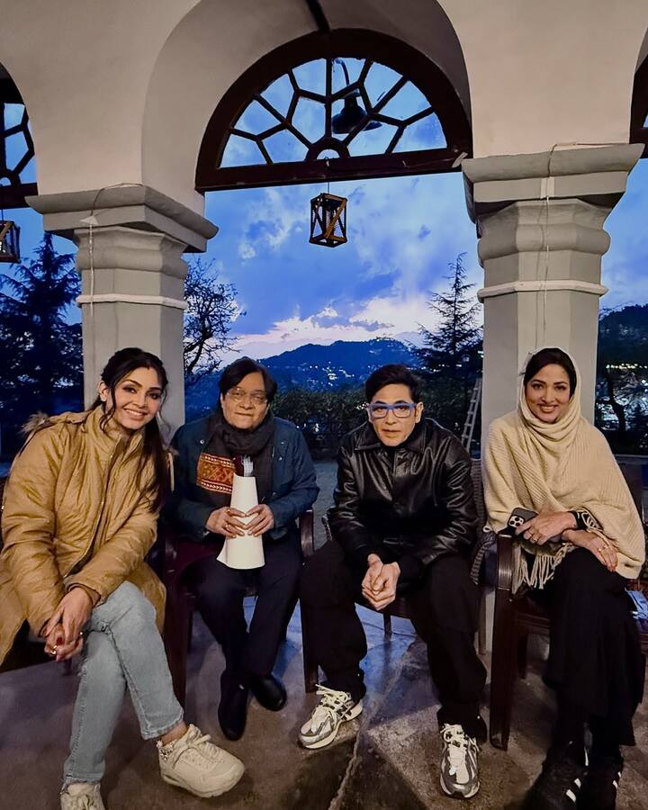 फोटोज में शुभांगी पूरी स्टारकास्ट के साथ पोज देती नजर आ रही हैं. अब कैजुअल लुक में नजर आ रहे हैं और हर किसी के चेहरे पर एक अलग स्माइल है.