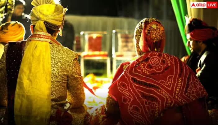 ਕੋਈ ਵੀ ਵਿਆਹ ਪਰਫੈਕਟ ਨਹੀਂ ਹੁੰਦਾ। ਹਰ ਜਗ੍ਹਾ ਕੁਝ ਨਾ ਕੁਝ ਗਲਤ ਹੋ ਜਾਂਦਾ ਹੈ ਅਤੇ ਇੰਤਜਾਮ ਵਿਗੜ ਸਕਦੇ ਹਨ। ਇਸ ਤੋਂ ਇਲਾਵਾ ਕਈ ਵਿਆਹਾਂ ਵਿੱਚ ਝਗੜੇ ਵੀ ਹੁੰਦੇ ਹਨ। ਅਜਿਹੀ ਸਥਿਤੀ ਵਿੱਚ ਬਹੁਤ ਸਾਰੇ ਮਰਦ ਆਪਣੀ ਨਵ-ਵਿਆਹੀ ਦੁਲਹਨ 'ਤੇ ਆਪਣਾ ਗੁੱਸਾ ਕੱਢਣ ਲੱਗ ਪੈਂਦੇ ਹਨ, ਜੋ ਕਿ ਗਲਤ ਹੈ। ਵਿਆਹ ਵਾਲੀ ਰਾਤ ਇਨ੍ਹਾਂ ਸਾਰੀਆਂ ਗੱਲਾਂ ਨੂੰ ਨਜ਼ਰਅੰਦਾਜ਼ ਕਰ ਦੇਣਾ ਚਾਹੀਦਾ ਹੈ ਕਿਉਂਕਿ ਵਿਆਹ ਜਾਂ ਸਮਾਗਮ ਤੋਂ ਖੁੰਝਣਾ ਆਮ ਗੱਲ ਹੈ ਪਰ ਇਸ ਦਾ ਅਸਰ ਭਵਿੱਖ ਦੀ ਜ਼ਿੰਦਗੀ 'ਤੇ ਨਹੀਂ ਦੇਖਿਆ ਜਾਣਾ ਚਾਹੀਦਾ। ਅਜਿਹੀਆਂ ਗਲਤੀਆਂ ਤੁਹਾਡੇ ਸੁਹਾਗਰਾਤ ਨੂੰ ਬਰਬਾਦ ਕਰ ਸਕਦੀਆਂ ਹਨ।