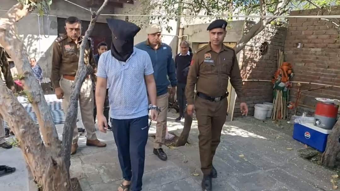 Himani Narwal: हत्या आरोपी को घर लेकर पहुंची पुलिस, आरोपी को देख बेहोश हुईं हिमानी नरवाल की मां Himani Narwal Murder Case police brought accused Congress worker home mother fainted ANN Himani Narwal: हत्या आरोपी को घर लेकर पहुंची पुलिस, आरोपी को देख बेहोश हुईं हिमानी नरवाल की मां