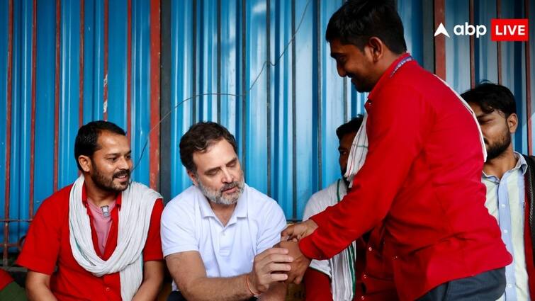 'घर पर पैसे भेजें या खाना खाएं...', राहुल गांधी ने सुना कुलियों का दुख, शेयर किया बातचीत का वीडियो rahul gandhi meets porters new delhi railway stampede share video of conversation 'घर पर पैसे भेजें या खाना खाएं...', राहुल गांधी ने सुना कुलियों का दुख, शेयर किया बातचीत का वीडियो