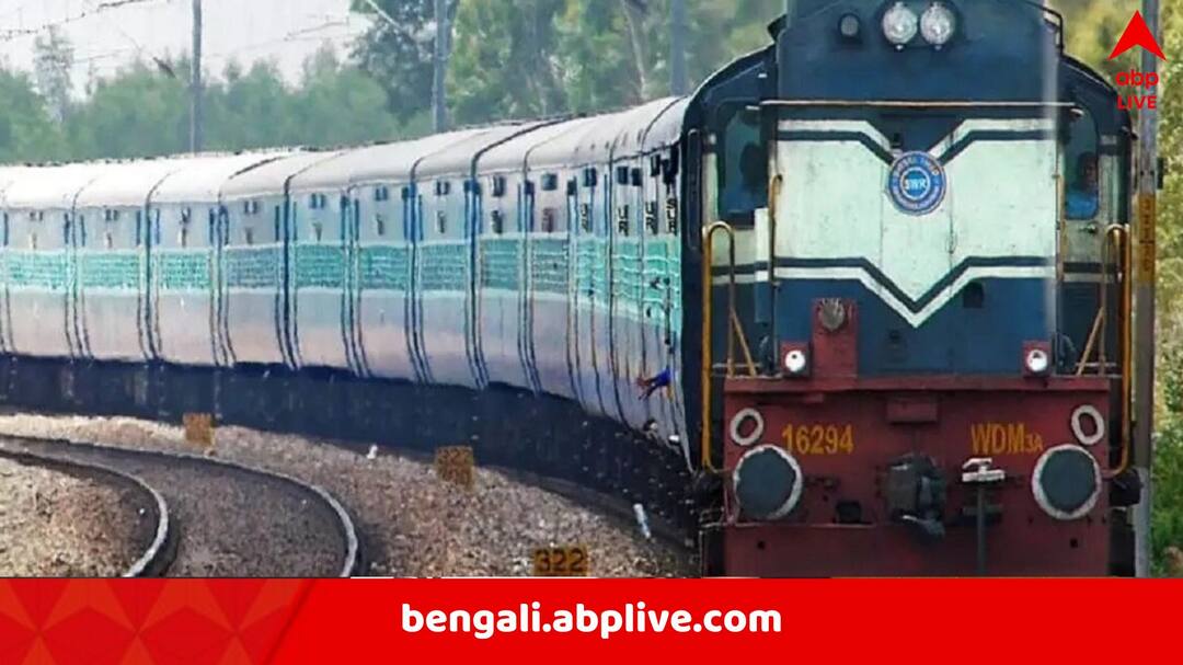 Viral Video shows ruckus inside train where a man alleges another man kissed him forcefully accused wife seen defending him Viral Video: ঘুমন্ত যুবককে চুম্বন! কাঠগড়ায় এক পুরুষ, ট্রেনযাত্রায় হুলস্থুল কাণ্ড, ভাইরাল ভিডিও