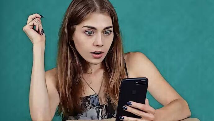 ઘણી વખત લોકોના સ્માર્ટફોનમાં હિડન એપ્સ હોય છે જેનો તેઓ ઘણી જગ્યાએ ઉપયોગ કરે છે. બીજી બાજુ, જો તમને પણ લાગે કે તમારા પાર્ટનરના સ્માર્ટફોનમાં કોઈ હિડન એપ્સ છે તો ચિંતા કરવાની કોઈ જરૂર નથી. તમે તમારા સ્માર્ટફોનમાં છૂપાયેલી આ એપને સરળતાથી શોધી શકો છો. આ સિવાય તમે સ્માર્ટફોનમાં હાજર બધી ગુપ્ત માહિતી સરળતાથી જાણી શકો છો. ચાલો જાણીએ કે પદ્ધતિ શું છે.