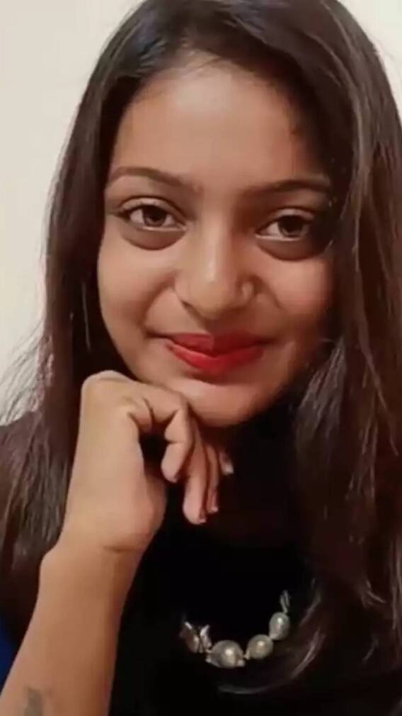 मोनालिसा के पास कौन सा स्मार्टफोन है?