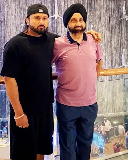 They did not even leave the house for three and a half years due to this disease. He was also addicted to alcohol. During this time, his weight was also greatly increased, but then he inspired himself to live a healthy life and <a href=