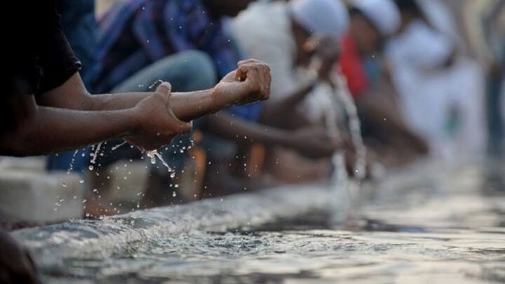 वुजू करते वक्त अगर आपने कुल्ला किया और गलती से पानी अंदर चला गया तो रोजा टूट जाता है. बाद में इसकी कजा करनी पड़ती है.