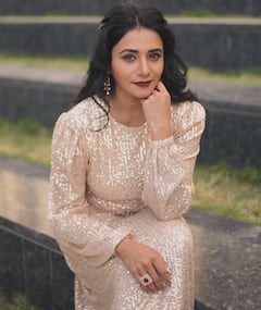 Jui Gadkari: ‘ठरलं तर मग’ फेम अभिनेत्री जुई गडकरीचा गोल्डन लूक; फोटो पाहाचं!