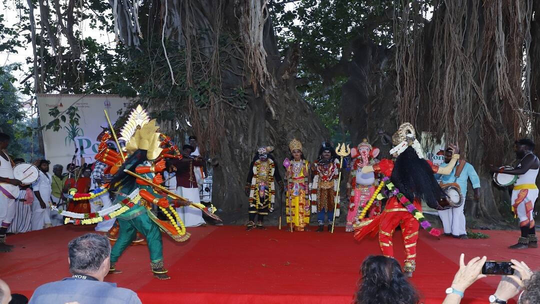 வருமானம் குறைவாக இருந்தாலும் ஆத்ம திருப்தி... பரவசத்துடன் பேசும் தெய்வீக நடன கலைஞர்கள் Thanjavur news Despite their low income artists continue to perform their divine dance with satisfaction tnn வருமானம் குறைவாக இருந்தாலும் ஆத்ம திருப்தி... பரவசத்துடன் பேசும் தெய்வீக நடன கலைஞர்கள்