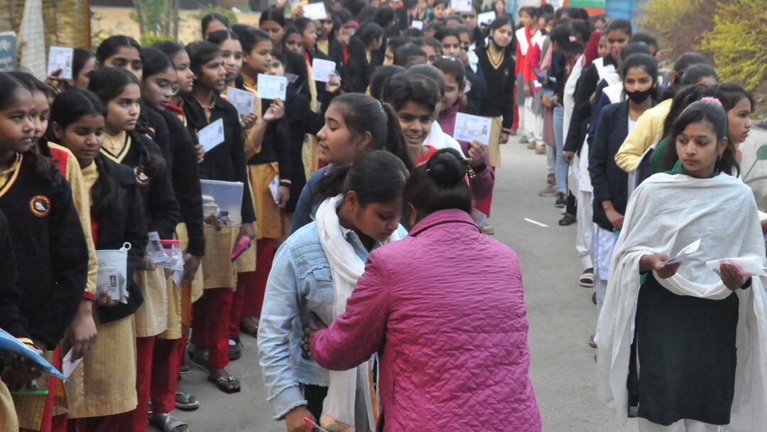 UP Board Exam 2025 More than 2 lakh students skipped Paper on fifth day and 10 FIR ann यूपी बोर्ड परीक्षा 2025: पांचवें दिन भी 2 लाख से ज्यादा छात्रों ने छोड़ा एग्जाम, 10 मामलों में FIR दर्ज