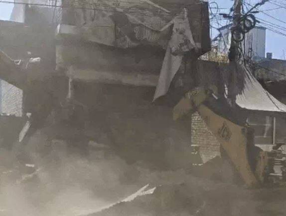 Bulldozer runs over house of man who fired shots at police Punjab News: ਪੁਲਿਸ 'ਤੇ ਗੋਲ਼ੀਆਂ ਚਲਾਉਣ ਵਾਲੇ ਦੇ ਘਰ ਉੱਤੇ ਚੱਲਿਆ ਬੁਲਡੋਜ਼ਰ, ਛਾਪੇਮਾਰੀ ਦੌਰਾਨ ਕੀਤਾ ਸੀ ਹਮਲਾ, ਵੱਡੀ ਗਿਣਤੀ 'ਚ ਪੁਲਿਸ ਮੌਜੂਦ