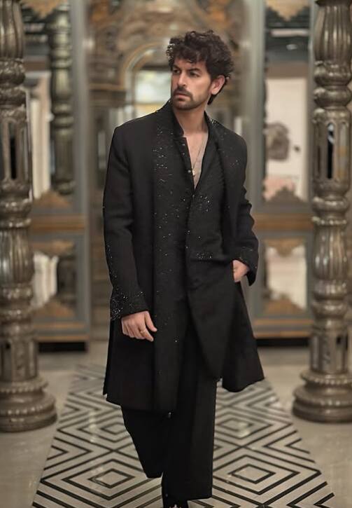 नील ने इस बात पर भी जोर दिया कि कैसे सैफ अली खान और ऋतिक रोशन जैसे अभिनेताओं को ब्राउनफेसिंग की जरूरत वाली भूमिकाओं में लिया गया, जिसे दर्शकों ने एक्सेप्ट किया है.