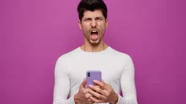 આ પછી તમારે મેનેજ સ્ટોરેજ પર ક્લિક કરવાનું રહેશે. અહીં ક્લિક કરવાથી સંપૂર્ણ ચેટ હિસ્ટ્રી દેખાશે. આ યાદીમાં જે વ્યક્તિનું નામ ટોચ પર આવે છે તેની જ સૌથી વધુ ચર્ચા થાય છે. આ પદ્ધતિઓ દ્વારા તમે સ્માર્ટફોનમાં હાજર હિડન એપ્સ વિશે પણ માહિતી મેળવી શકો છો.