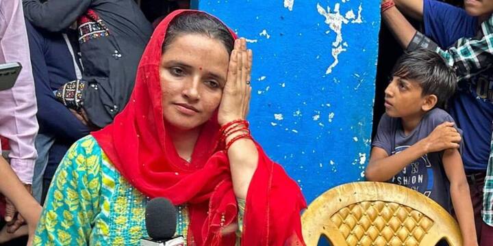 यूट्यूब से हो रही अच्छी कमाई के कारण सीमा ने अपने पति सचिन को नौकरी छोड़ने की सलाह दी है ताकि वे परिवार के साथ अधिक समय बिता सकें.