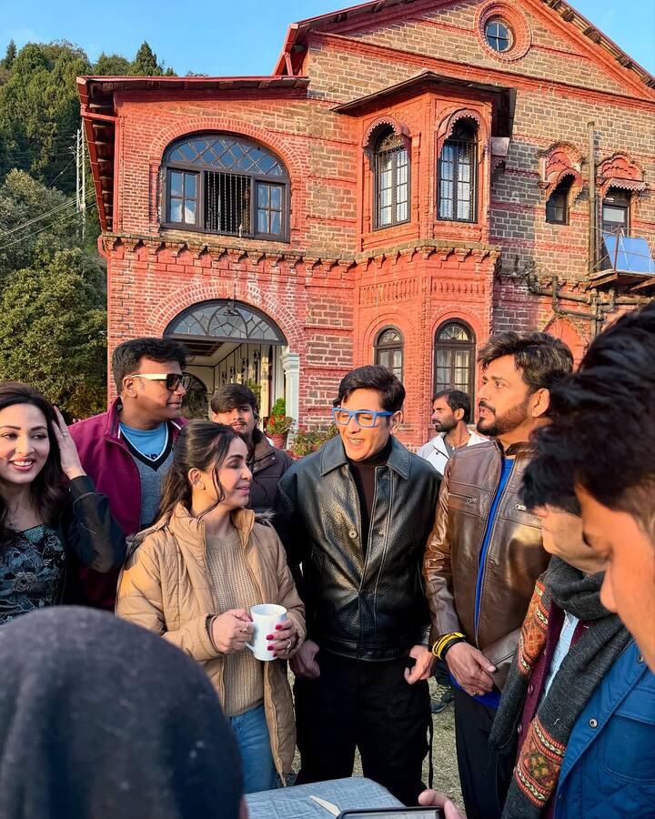 शो के 10 साल पूरे होने पर सेलिब्रेशन हुआ है. पूरी स्टारकास्ट ने मिलकर केक काटा है. सेलिब्रेशन की फोटोज शुभांगी ने सोशल मीडिया पर शेयर की हैं.