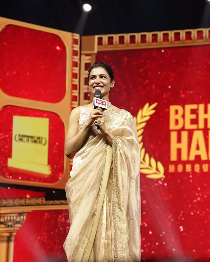 காதில் வெள்ளை நிற முத்து பதித்த எடுப்பான கம்மல் மற்றும் நெற்றில் வைத்திருந்த போட்ட சமந்தாவின் அழகை பெருகேற்றி காட்டியது.