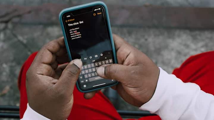 How Phone Tapping Works: आज के डिजिटल युग में, टेक्नोलॉजी ने संचार के साधनों को बेहद आसान बना दिया है. लेकिन इसके साथ ही, गोपनीयता (Privacy) से जुड़े खतरे भी बढ़ गए हैं.