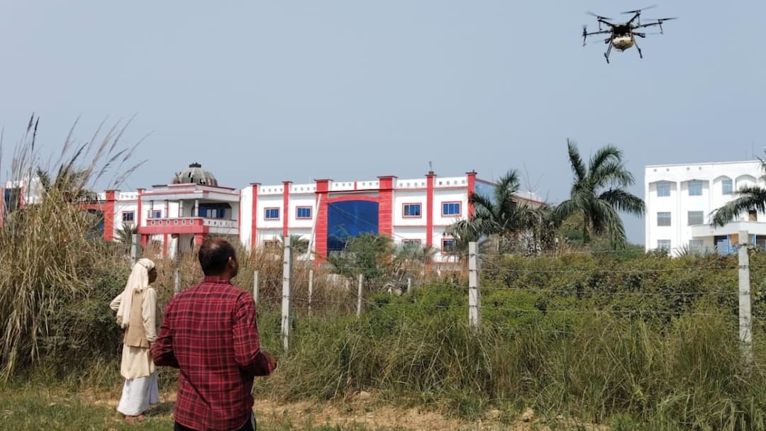Varanasi News: वाराणसी में नई तकनीक से हो रही खेती, किसान ले रहे ड्रोन की मदद Varanasi farmers are doing farming with help of drones ann Varanasi News: वाराणसी में नई तकनीक से हो रही खेती, किसान ले रहे ड्रोन की मदद