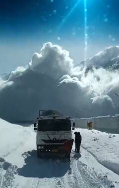 शीशा बंद कर लो... अचानक दरकने लगे बर्फ के पहाड़, देखें सोनमर्ग हिमस्खलन की डरावनी तस्वीरें
