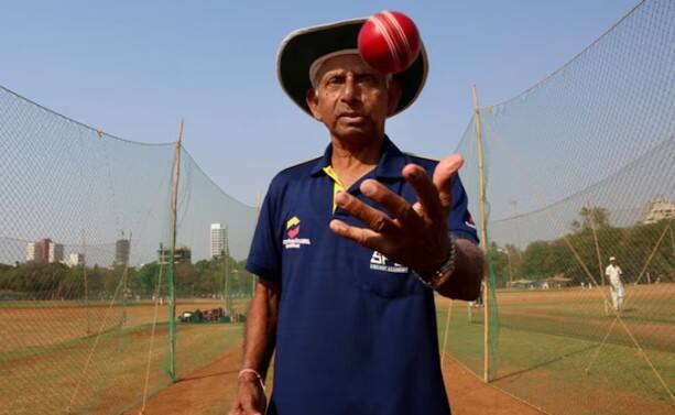 ਸ਼ਿਵਲਕਰ ਨੇ 1961-62 ਤੋਂ 1987-88 ਤੱਕ 124 ਪਹਿਲੇ ਦਰਜੇ ਦੇ ਮੈਚਾਂ ਵਿੱਚ 19.69 ਦੀ ਪ੍ਰਭਾਵਸ਼ਾਲੀ ਗੇਂਦਬਾਜ਼ੀ ਔਸਤ ਨਾਲ 589 ਵਿਕਟਾਂ ਲਈਆਂ। ਉਸਨੇ ਰਣਜੀ ਟਰਾਫੀ ਵਿੱਚ 361 ਵਿਕਟਾਂ ਲਈਆਂ, ਜਿਸ ਵਿੱਚ 11 10-ਵਿਕਟਾਂ ਸ਼ਾਮਲ ਸਨ। ਇਸ ਦੇ ਬਾਵਜੂਦ, ਉਸਨੂੰ ਟੀਮ ਇੰਡੀਆ ਵਿੱਚ ਜਗ੍ਹਾ ਨਹੀਂ ਮਿਲੀ।