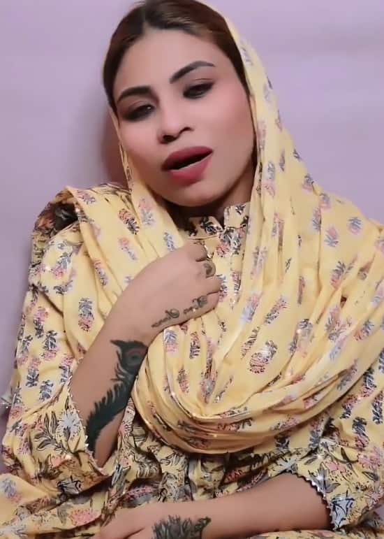 अनम खान ने एबीपी लाइव को दिए गए टेलीफोनिक इंटरव्यू में खुलासा किया कि वो अब इस इंडस्ट्री से बाहर आना चाहती हैं और कोई सम्मानजनक काम करना चाहती हैं. उन्होंने कहा, 'मैंने इस इंडस्ट्री में मजबूरी में कदम रखा था, लेकिन अब मैं इससे बाहर निकलना चाहती हूं. रमजान का पवित्र महीना मुझे आत्मचिंतन का अवसर दे रहा है और मैं इसे पूरी तरह से अल्लाह की इबादत में बिताना चाहती हूं.'