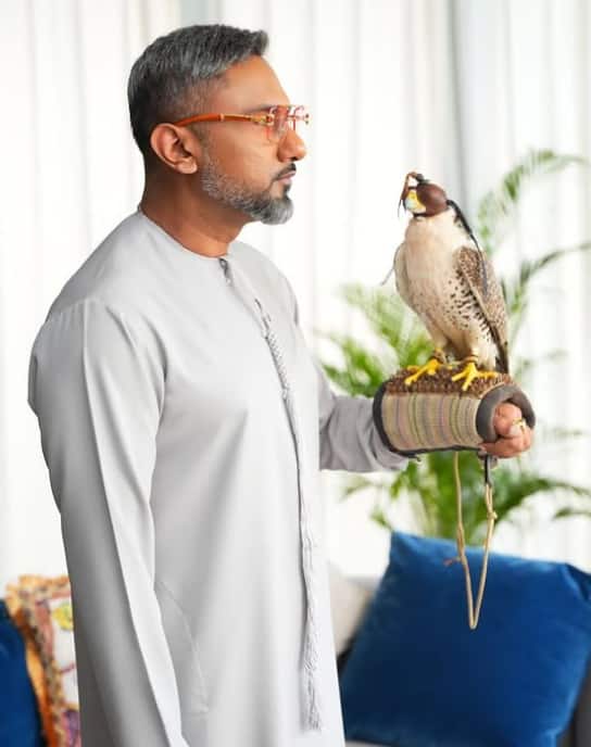 One of India's most famous rapars, which made a splash in the music industry in the 2000s end, 'Yo Yo' has been a fluctuating both Honey Singh's fitness journey, physical and metallic. He fought with a disease called bipolar disorder for about 5 years.