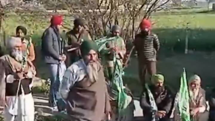 Protesting farmers hold dharna.