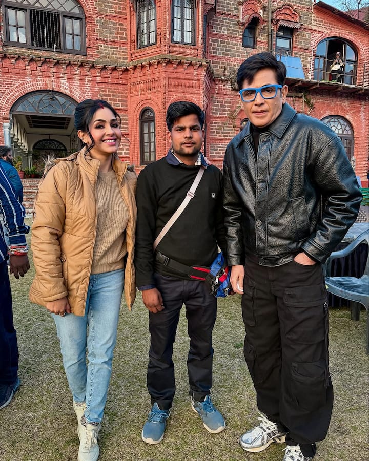 फोटोज देखकर लग रहा है कि पूरी कास्ट ने मिलकर कहीं बाहर जाकर ये सेलिब्रेशन किया है. इन फोटोज पर फैंस ढेर सारे कमेंट भी कर रहे हैं.