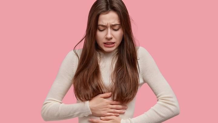 रमजान के वक्त किसी महिला को पीरियड्स हो जाएं तो भी रोजा टूटता है. इसके लिए नियम है कि बाद में छूटे हुए रोजे रखे जा सकते हैं.