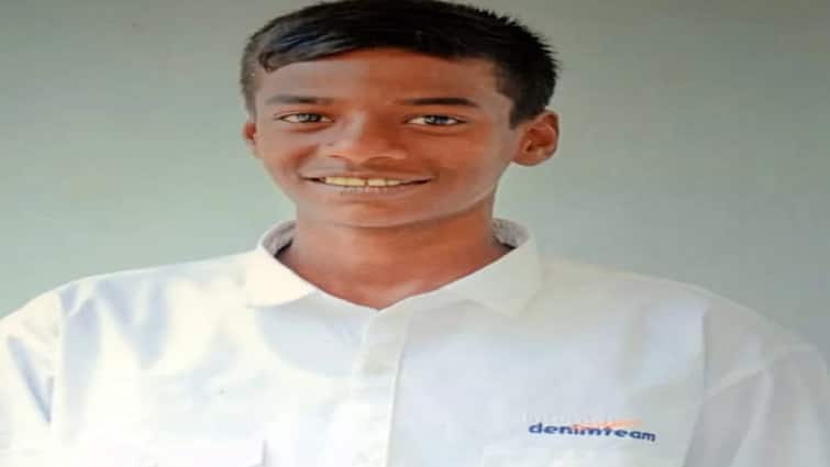 Thanjavur news Student dies after being hit by a jallikattu bull in Vallam tnn “மாட்டை அடக்கினால் 250 ரூபாய் தாரேன்”  அநியாயமாக பறிபோன உயிர்